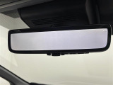 【デジタルインナーミラー(トヨタ)】車両後方カメラの映像をルームミラーに映すことが出来ます。 そのため、後席に人や荷物があって後方が見えづらい場合でもしっかり視界を確保することが出来ます。