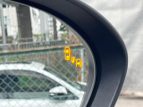 【ブラインドスポットモニタリング】走行中、ドアミラーの死角になりやすい箇所に後続車が接近するとサイドミラー付近に警告を表示、ドライバーに注意喚起をしてくれます。