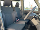 運転席まわりには十分なスペースがあり、大柄な方でもゆったり運転していただける環境です。