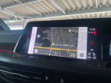 10インチの大型全面タッチスクリーンを搭載。ナビシステムの範囲を超えて車両を総合的に管理できるインフォテイメントシステムです。
