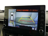 【全周囲モニター】車を上空から見下ろしたような映像をカーナビ画面に映し出し、車庫入れや縦列駐車をサポートしてくれます。