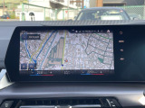 【純正ナビゲーション】BMWのナビゲーションは操作性も良く、詳細な地図情報と交通状況を見やすく表示し、快適なドライビングをサポートしながら目的地までナビゲートします。
