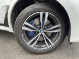 BMWならではの卓越した走りを支えるホイールと足回りです!日本車の走りに慣れている方にもぜひ体感して頂きたいほど、高いレベルでまとまっています!
