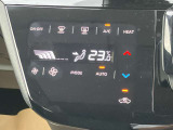 タッチパネルのオートエアコンを装備しています、自動で車内の温度調節してくれる便利な装備です。