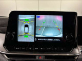 アラウンドビューモニターは真上から見下ろした様に車の周囲を表示することで、駐車時の安全性と利便性を高めます。