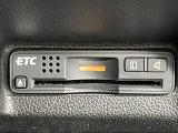 【ETC】有料道路を利用する際に料金所で停止することなく通過できる、ETC車載器(ノンストップ自動料金収受システム機器)が装備されています。セットアップを行うことで利用可能になります。