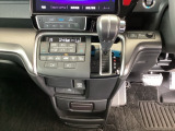 足元スッキリ、インパネシフトです。パーキングブレーキはフットブレーキタイプなので、運転席と助手席の間がスッキリしています。