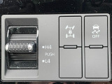 【センターデフロック】デフをロックすることで、4輪のうち1輪でも地面に接していれば、そこに機動力が伝わり、悪路を脱出できます。