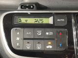 【オートエアコン】一度お好みの温度に設定すれば、車内の温度を検知し風量や温度を自動で調整。暑い…寒い…と何度もスイッチ操作をする必要はありません。快適な車内空間には必須の機能ですね♪
