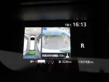 車を上から見ているようなアラウンドビューモニターの映像をナビ画面に映し出すことで、車両周辺の安全確認も一目でできます。小さなお子様や障害物も確認でき、運転のしやすさはもちろん、事故防止にも役立ちます!