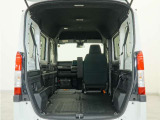 2列目シートと助手席を倒すことで、運転席以外のすべての空間がフラットな荷室となります。フラットな荷室になるので、脚立や絨毯などの長尺の荷物の積載にも対応しております。