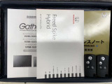 スマートキーは鍵をバッグに入れたままでもドアロックの開閉やエンジンのON・OFFができます。夜間や雨の日も鍵を探さなくて良いので便利です。