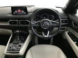 【運転席インテリアデザイン】左右対称のインテリアデザインでドライバーを包み込み運転に集中できるように設計されています。