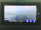 【バックカメラ】運転が苦手な方も車庫入れラクラクです!ギアをリバースに入れれば自動的に切り換わりますので、面倒な操作は不要です♪狭い駐車場もお車を傷つけず安心ですね!