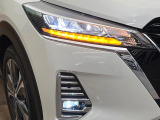 【LEDヘッドライト】悪天候や夜間走行時も良好な視界を確保し安心して運転できる高輝度LEDヘッドライトを装備!点灯速度が早く、消費電力も抑えられています。