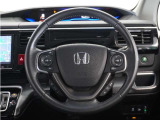 【Honda SENSING】 カメラ等装置で精度の高い検知能力を発揮、安全運転を支援します。ステアリング上のコントローラーに注目!