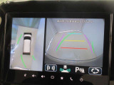 全方位モニター付きです。車両を上から見たような映像をナビゲーション画面に表示。運転席からの目視だけでは見にくい、車両周辺の状況をリアルタイムでしっかり確認できます。