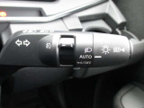 車外の明るさに応じでライトを点灯、消灯してくれるオートライト機能です☆お天気の良い昼間のトンネル走行などオートにしてると便利で安心です☆エンジン停止時にライトの消し忘れも無くなります☆