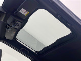 【 ガラスルーフ 】室内に解放感がでて明るくなる為運転する時の気持ちをより一層高めてくれます。夜は全開にして星を眺めるなんてしたらロマンチックですね♪