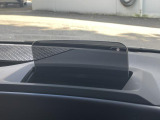 【ヘッドアップディスプレイ】ヘッドアップディスプレイでフロントガラスに車速・ナビゲーションルート案内の矢印・チェックコントロールなど、ドライバーが常に前方運転に集中できるよう視界に表示されます