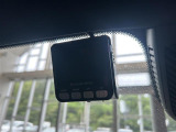 マットブラックにホワイトのLIBERALAのロゴの建物と看板が目印です。