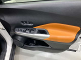 【運転席ドア】ボトルホルダーや収納ポケットが付いているので運転席周りもスッキリ保てます★