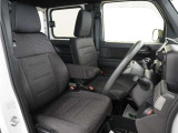 運転席のスペースはゆったりしていていながらも、腰のホールドを増やし長時間乗っても疲れにくいシートとなっております。また座面も頻繁な乗り降りでも破れにくい縫製となっております。