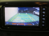 車両後方の映像を映すバックモニター。進路を確認しながら安全に車庫入れできます。