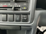 乗員や荷物の重さで下がるヘッドライトの光軸を手動で調整するレベライザーが装備。車両の姿勢が変化すると光が上向きになり、対向車の迷惑になるのを防ぐ目的があります。