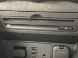 【CD/DVDプレーヤー/フルセグTV】オプションのCD/DVDプレーヤー/フルセグTVがついています!車内をより快適に!