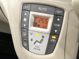 【オートエアコン】一度お好みの温度に設定すれば、車内の温度を検知し風量や温度を自動で調整。暑い…寒い…と何度もスイッチ操作をする必要はありません。快適な車内空間には必須の機能ですね♪