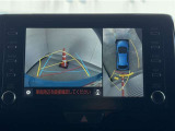 真上から見下ろしたような視点で車とその周囲を確認出来る画面と、車両後方を映し出すバックモニター画面の2つを表示してくれます。