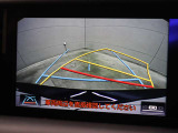 車庫入れや縦列駐車などの際に、後退操作の参考になるガイドラインをモニター画面に表示します。