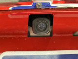 バックカメラ付いています。モニターと連動し車両後退時には後方の映像を映し出します。