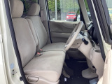 【ベンチシート】運転席と助手席の移動もスムーズ!狭い駐車場での乗り降りや、お子様の乗り降りにも便利です。座席の間にコンソールボックスやドリンクホルダーがないため、車内空間が広く感じます。