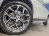 ●純正18インチアルミホイール:輸入車ならではの卓越した走りを支えるホイールと足回りです!日本車の走りに慣れている方にもぜひ体感して頂きたいほど、高いレベルでまとまっています!