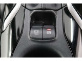 【電動パーキングブレーキ】オートモードのときは、シフトレバーの操作に応じてパーキングブレーキが自動で作動♪