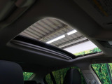 【ムーンルーフ】開放感たっぷりの希少装備、ムーンルーフが装着されています!車内に明かりを取り入れたり景色を楽しむ以外にも、車内の空気も簡単に換気できて快適です!