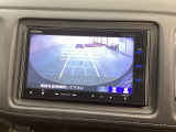 リバースギアに入れるだけで後方の表示へ切り替わります。夜間や雨の日の駐車も楽になりますよ。