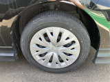 純正スチールホイール。タイヤサイズは185/60R15、現在は夏タイヤ装着で残り溝は約6ミリです