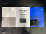 スマートキーは鍵をバッグに入れたままでもドアロックの開閉やエンジンのON・OFFができます。夜間や雨の日も鍵を探さなくて良いので便利です。