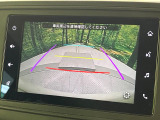 【バックカメラ】駐車時に後方がリアルタイム映像で確認できます。大型商業施設や立体駐車場での駐車時や、夜間のバック時に大活躍!運転スキルに関わらず、今や必須となった装備のひとつです!