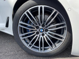 BMWならではの卓越した走りを支えるホイールと足回りです!日本車の走りに慣れている方にもぜひ体感して頂きたいほど、高いレベルでまとまっています!