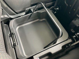 助手席側の座席下には車検証などの小物を入れて頂けるスペースを設置。さらに取っ手が付いているので、そのまま取り出して使う事も可能です。
