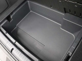 ラゲージ床下にも収納スペースが設けられています。