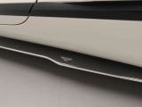 Bentley ”B”エンブレムがカーボンパーツにも