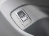 電動リアゲート装備です。バンパー下でのキックスイッチも装備されております。