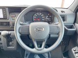 インテリアに合わせたデザインのステアリングは、運転される方のことも考え、運転しやすい形状、大きさです。是非一度、実際に触ってお確かめください。