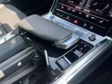 電気自動車を感じさせるデザイン性のあるセンターコンソール。各操作が電子化されていて操作しやすい。