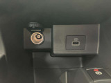 シュガーソケット・USB充電口がついているので様々な電子機器の充電に対応できます!充電を気にしなくていいのでロングドライブの際にストレスレス!